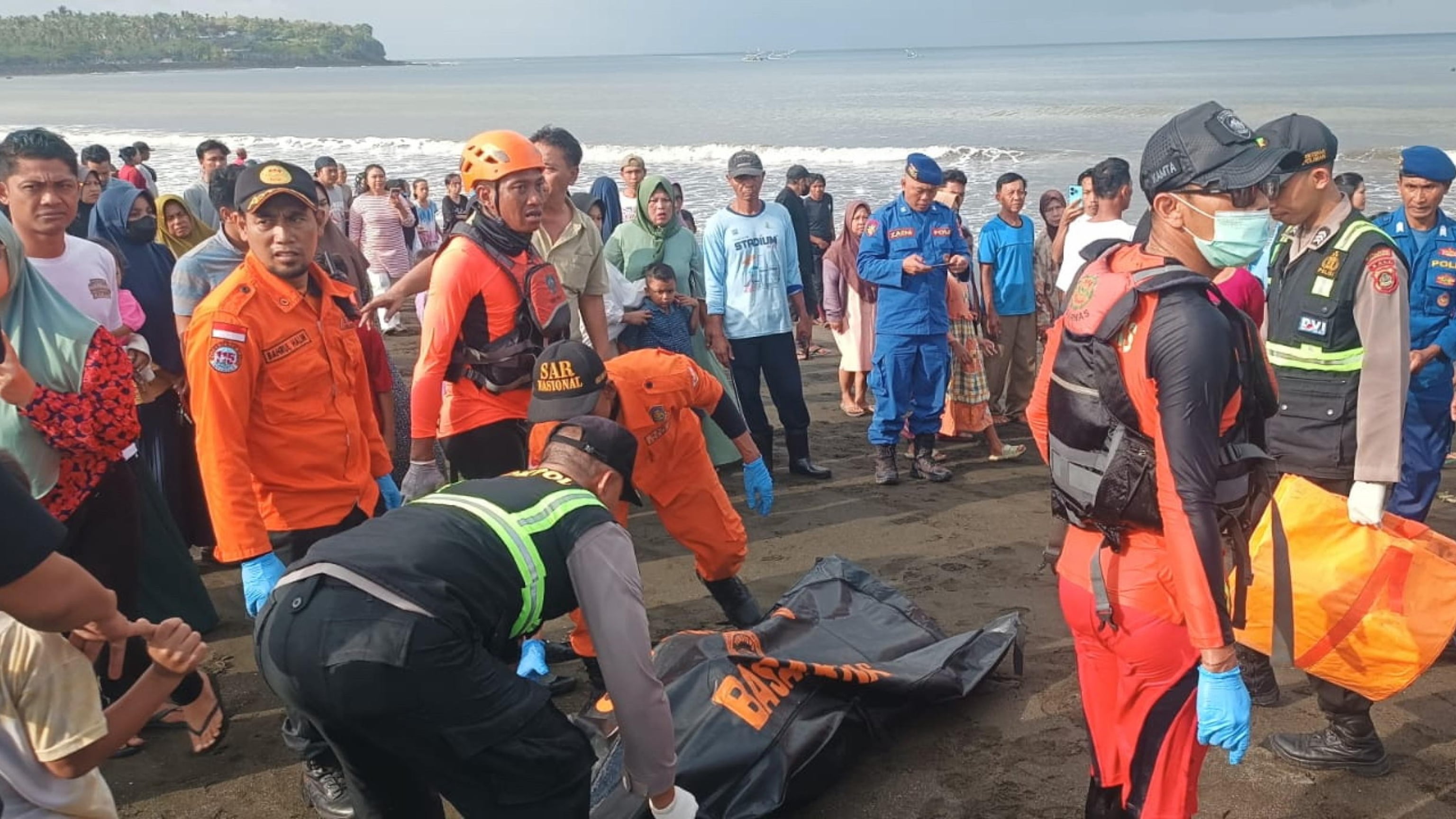 Bali, affonda traghetto: 5 morti, 37 dispersi