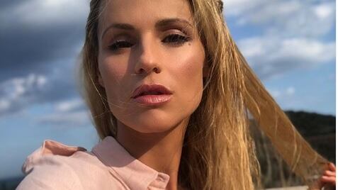 Michelle Hunziker: "Donne, non diventiamo ometti. Non è reato un decolletè"