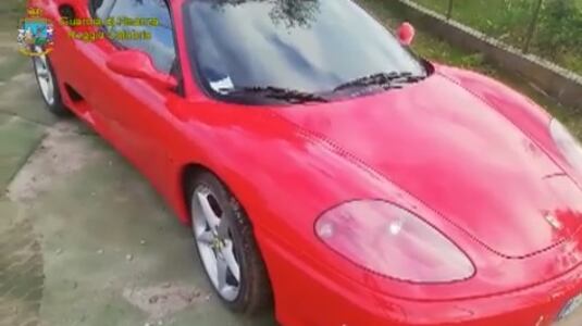 Il reddito di cittadinanza a chi ha la villa e la Ferrari: blitz anti-furbetti