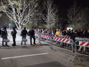 File interminabili di richiedenti asilo davanti alla Questura di via Cagni a Milano 8