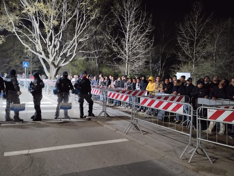 File interminabili di richiedenti asilo davanti alla Questura di via Cagni a Milano 8