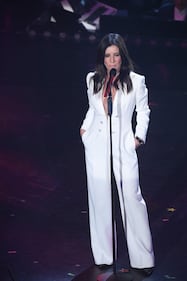Sanremo 2019: il décolleté di Paola Turci 10