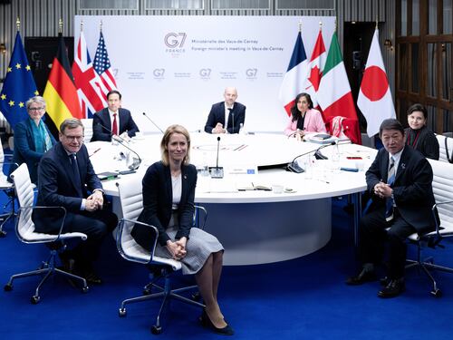 G7 dei ministri degli Esteri a Parigi: "Riaprire lo stretto di Hormuz". Tajani: "Garantiamo navigazione con missioni europee"