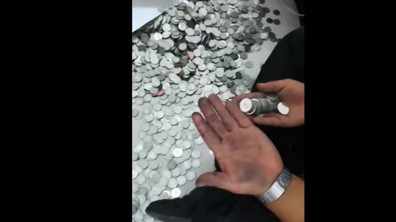 Cina, uomo paga la nuova macchina con 66 buste di monetine