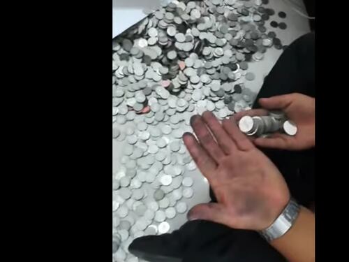 Cina, uomo paga la nuova macchina con 66 buste di monetine