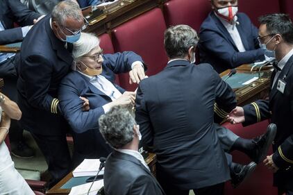 Sgarbi cacciato dalla Camera 1