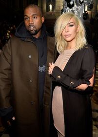 Kim Kardashian bionda e con i seni in vista 4