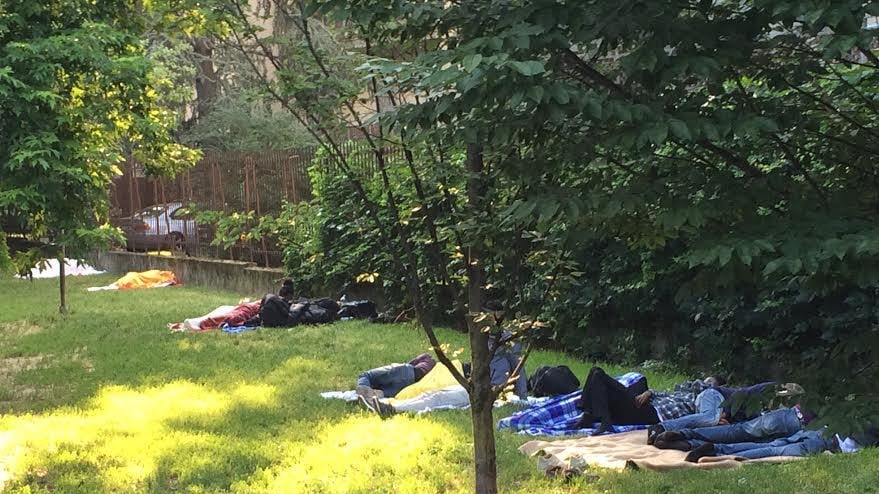 Cocci, materassi e latrine. Il centro profughi sotto casa