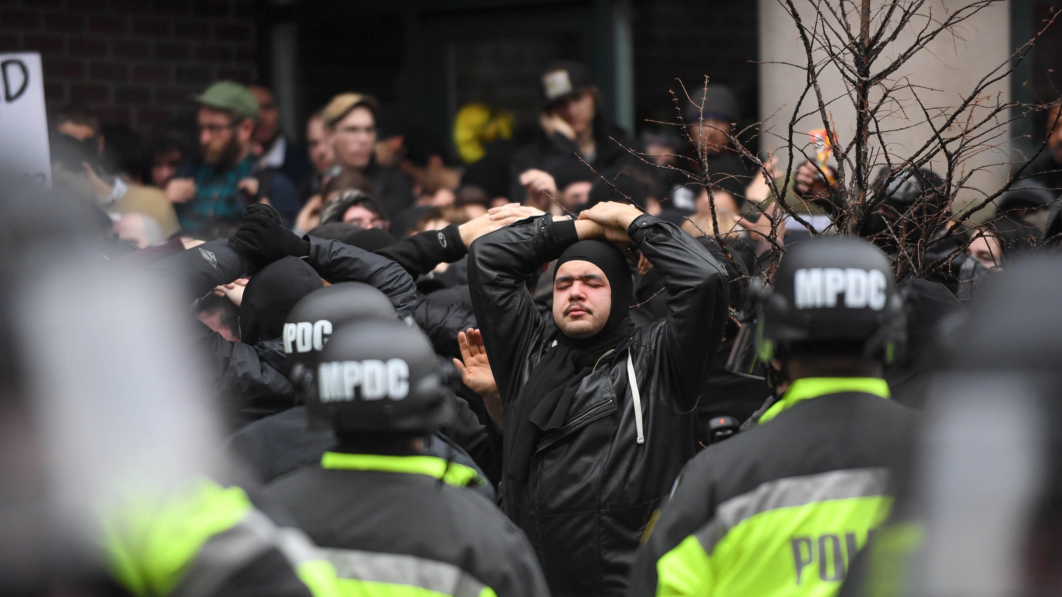 Gli irriducibili anti Trump: i vip e i no global in piazza