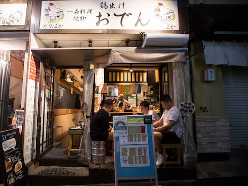 Falliscono le izakaya, il simbolo delle notti giapponesi: perché i locali tradizionali stanno sparendo