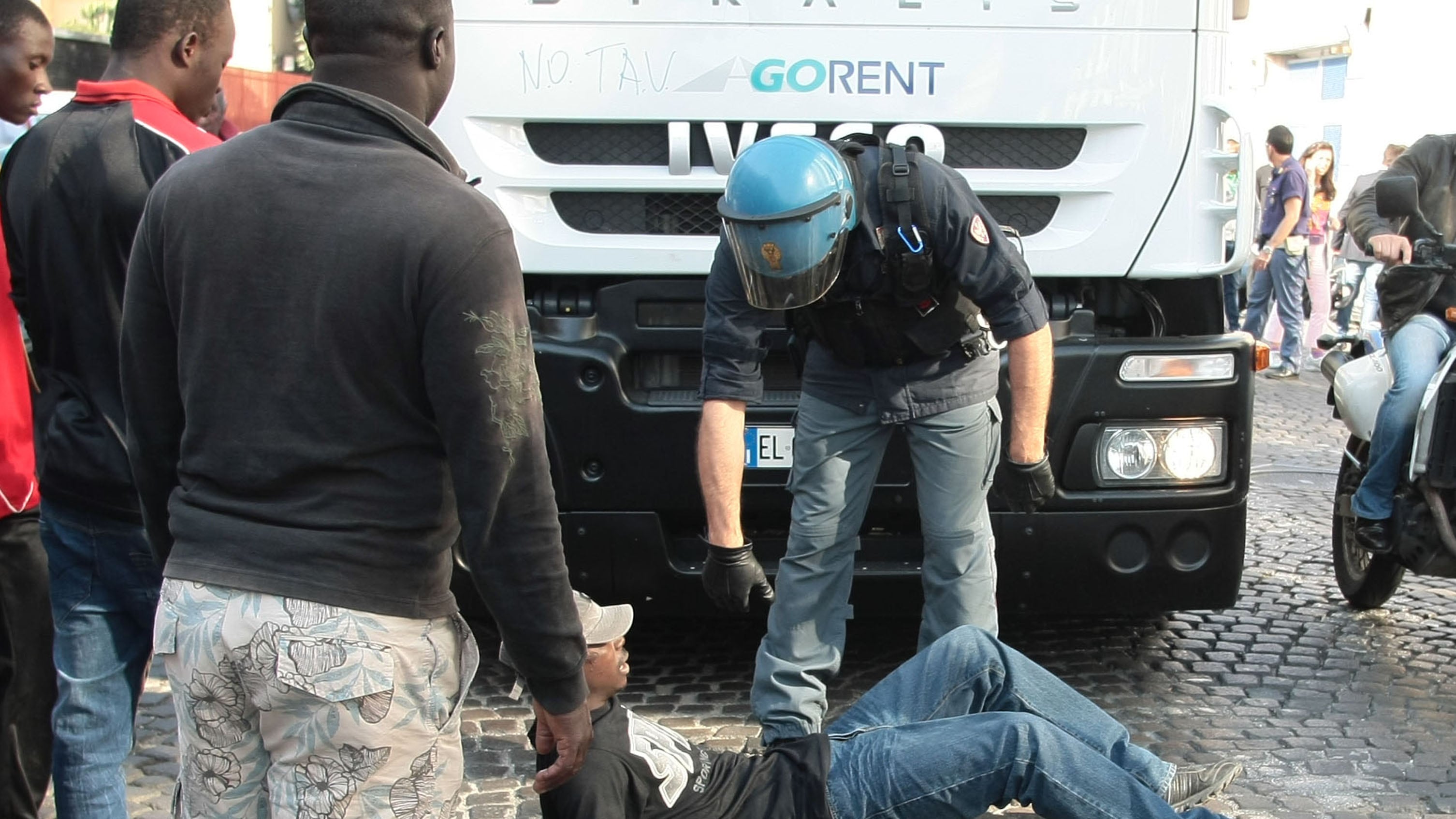Botte ai poliziotti per stare in Italia
