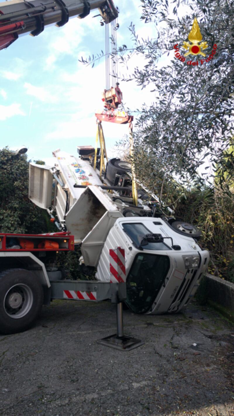 Camion nettezza urbana si ribalta nel torrente a Sanremo 10