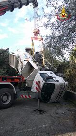 Camion nettezza urbana si ribalta nel torrente a Sanremo 10