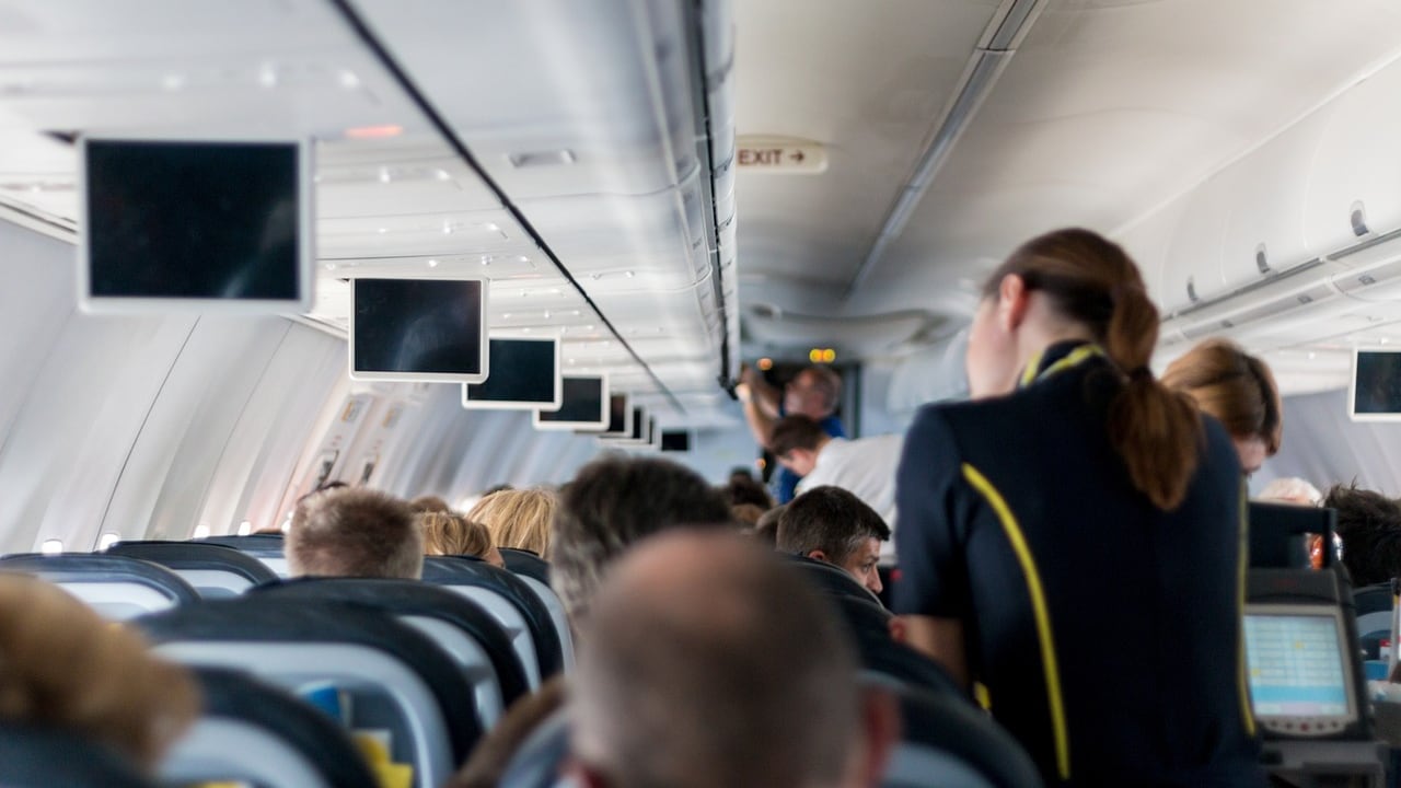 Occhio a cosa bevi in aereo: perché l'acqua è "potenzialmente nociva". Lo studio che cambia tutto