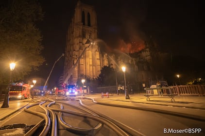Notre Dame in fiamme: le foto del salvataggio 2