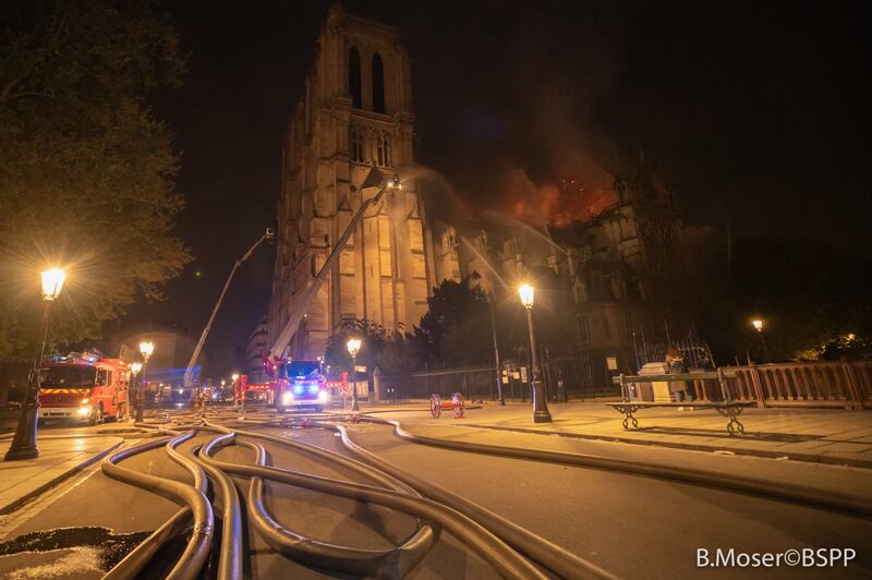 Notre Dame in fiamme: le foto del salvataggio 2