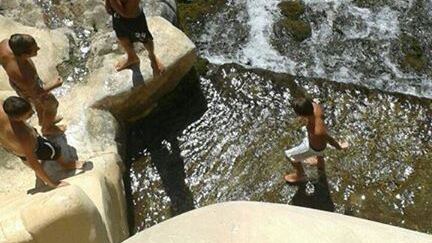 Sfregiata la Reggia di Caserta, tuffi nella cascata della fontana