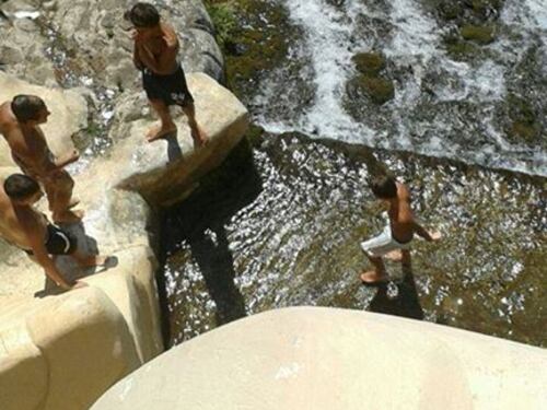 Sfregiata la Reggia di Caserta, tuffi nella cascata della fontana