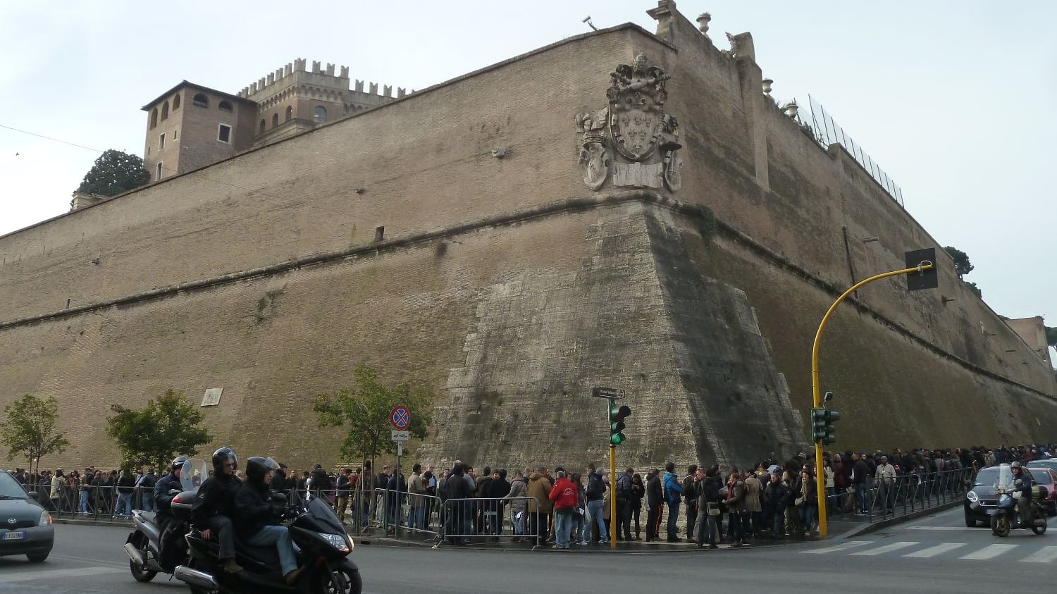 Turisti in visita ai Musei Vaticani: ladri in azione sulle loro auto