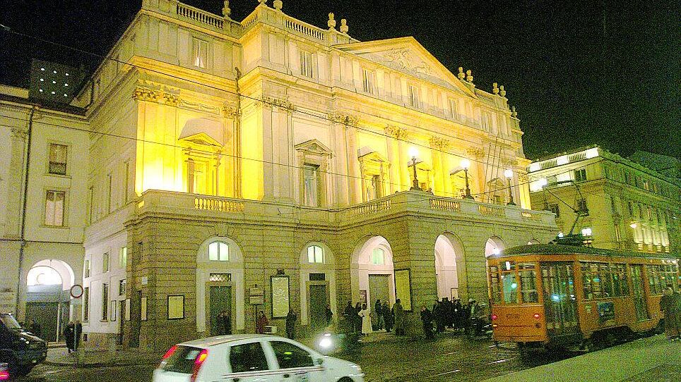 Sul podio e al pianoforte il saluto di Barenboim