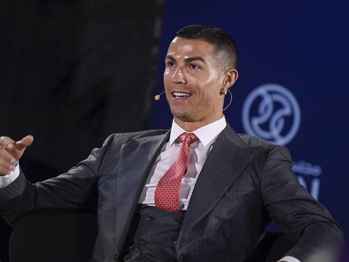 CR7 torna da Dubai e scoppia la bufera: "Per lui niente quarantena?"