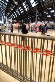 Milano, stazione Centrale, transenne contro scippi e facchini abusivi  2