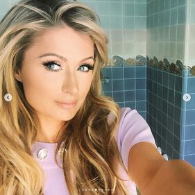 Paris Hilton hot, topless per il Selfie Day 20