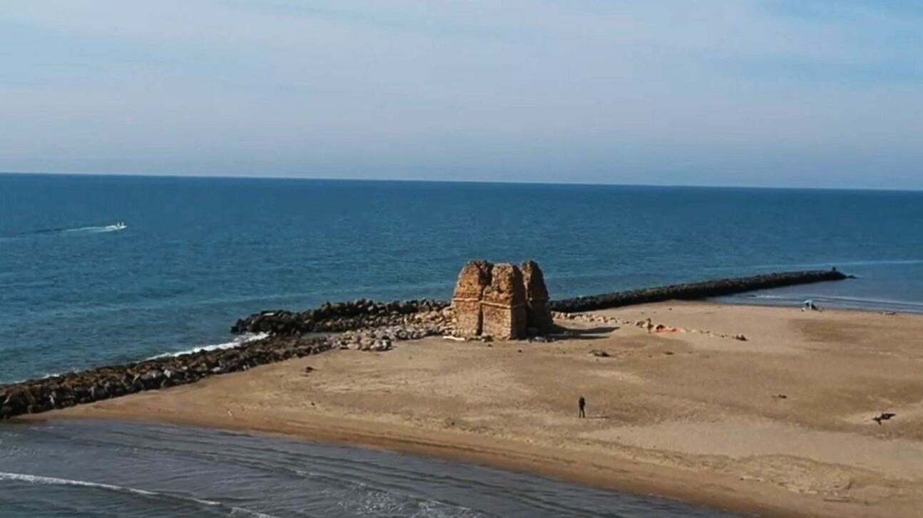 Sbattute dalle onde sugli scogli: una muore, l'altra è sotto choc. Tragedia nel mare di Ladispoli