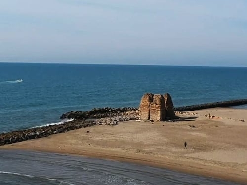 Sbattute dalle onde sugli scogli: una muore, l'altra è sotto choc. Tragedia nel mare di Ladispoli