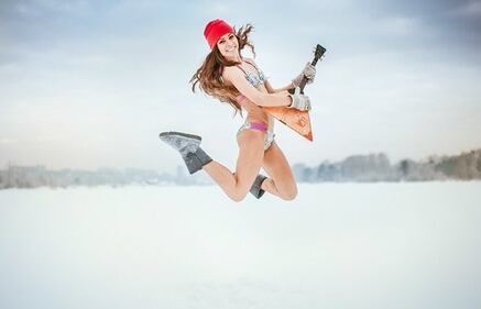 Donne in bikini e neve: così la gelida Siberia promuove il turismo 8
