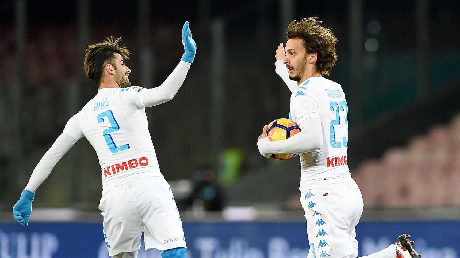 Tonelli fa esultare il Napoli: gli azzurri battono 2-1 in rimonta la Samp