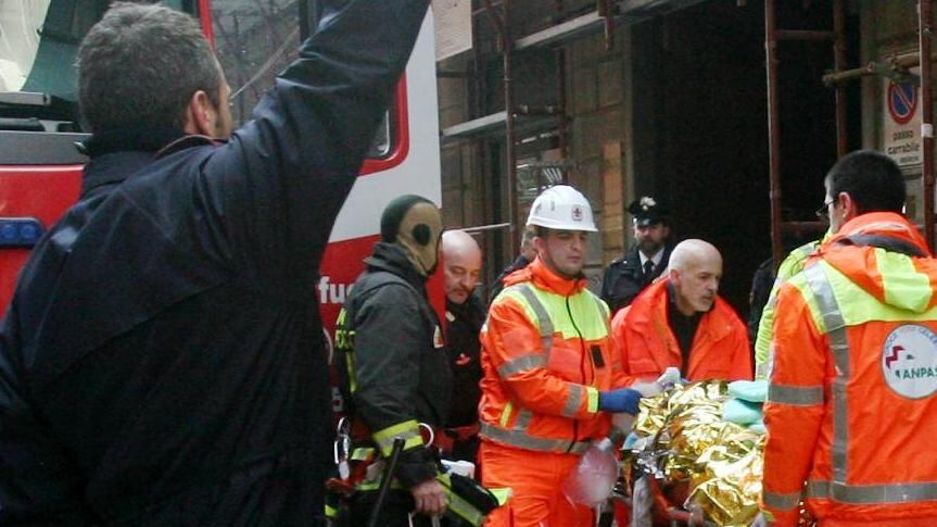 Fiamme in via Solferino Un musicista muore gettandosi dal 4° piano