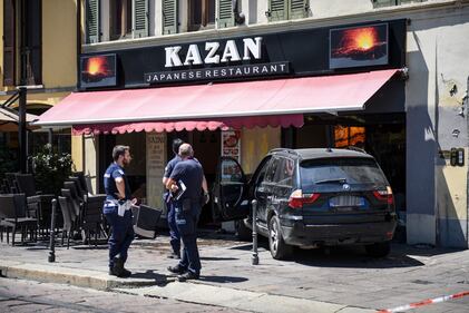 Milano, Suv si schianta contro un ristorante 7
