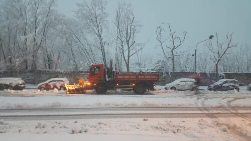 Neve, disagi a Sesto. Il sindaco Di Stefano in strada a spalare 13