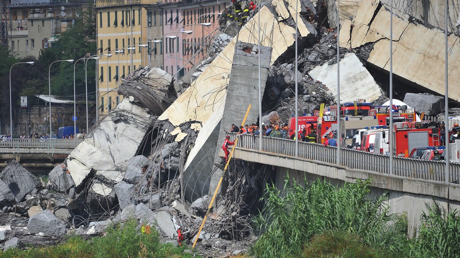 Genova, la testimone: "Ho visto cavi staccarsi Poi il ponte è crollato"