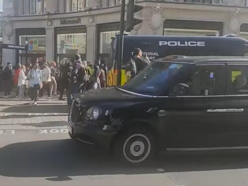 Caos a Londra: video su TikTok spinge giovani al furto di massa