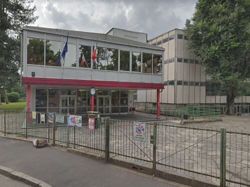 Spruzzano spray al peperoncino nel bagno della scuola, 35 alunni intossicati