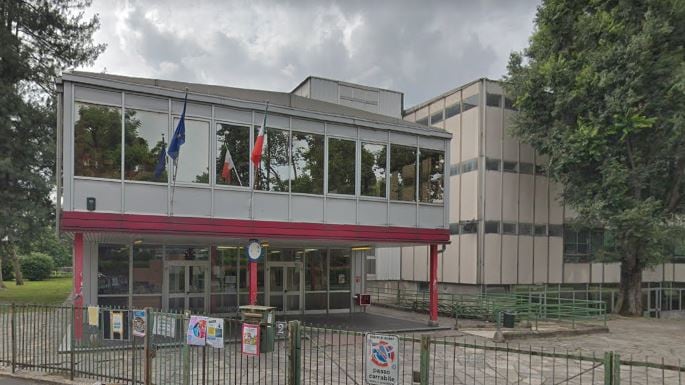 Spruzzano spray al peperoncino nel bagno della scuola, 35 alunni intossicati