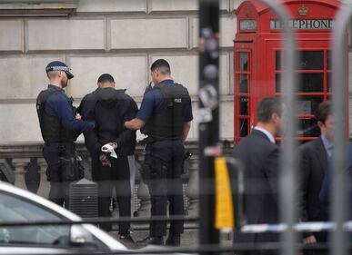 Arrestato uomo armato di coltelli vicino a Westminster 9