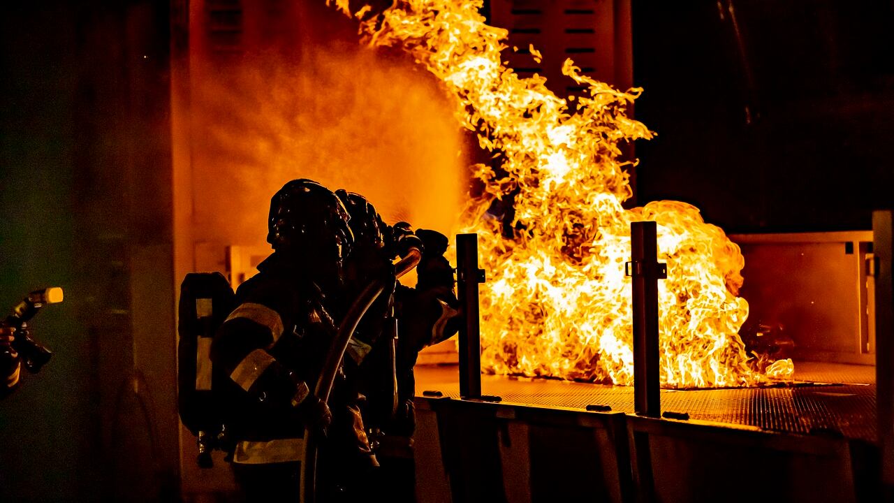 Lascia la friggitrice ad aria attaccata alla presa: esplode e va a fuoco la casa: "Tutto distrutto"