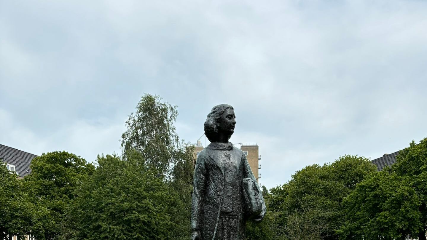 "Gaza". E i pro-Pal vandalizzano la statua di Anna Frank