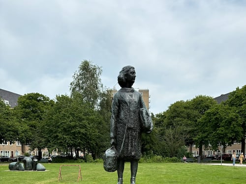 "Gaza". E i pro-Pal vandalizzano la statua di Anna Frank