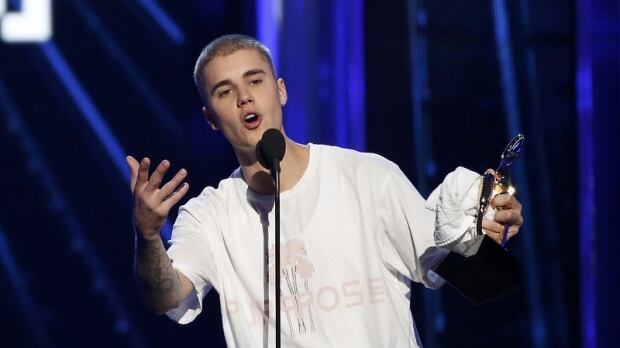Justin Bieber furioso con le fan: "Non voglio i vostri schifosi regali"