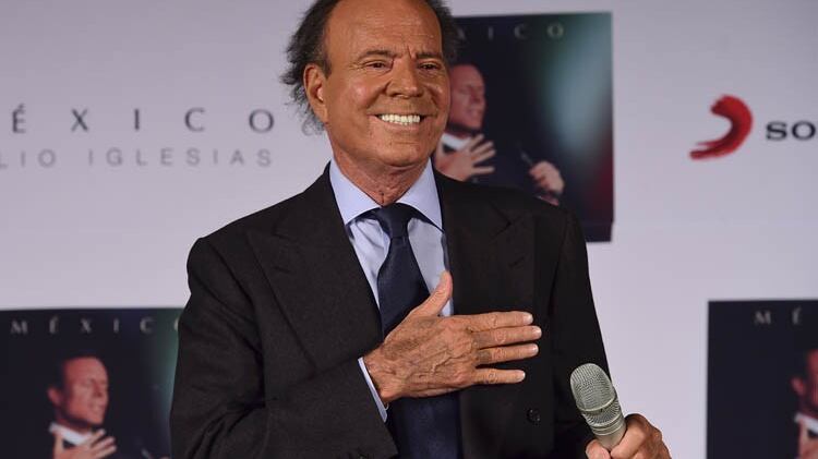 Julio Iglesias fermato in aeroporto, bagagli con 42 chili di cibo sequestrati