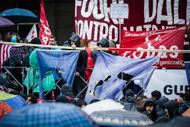 I soliti centri sociali bruciano le bandiere in piazza a Torino 10