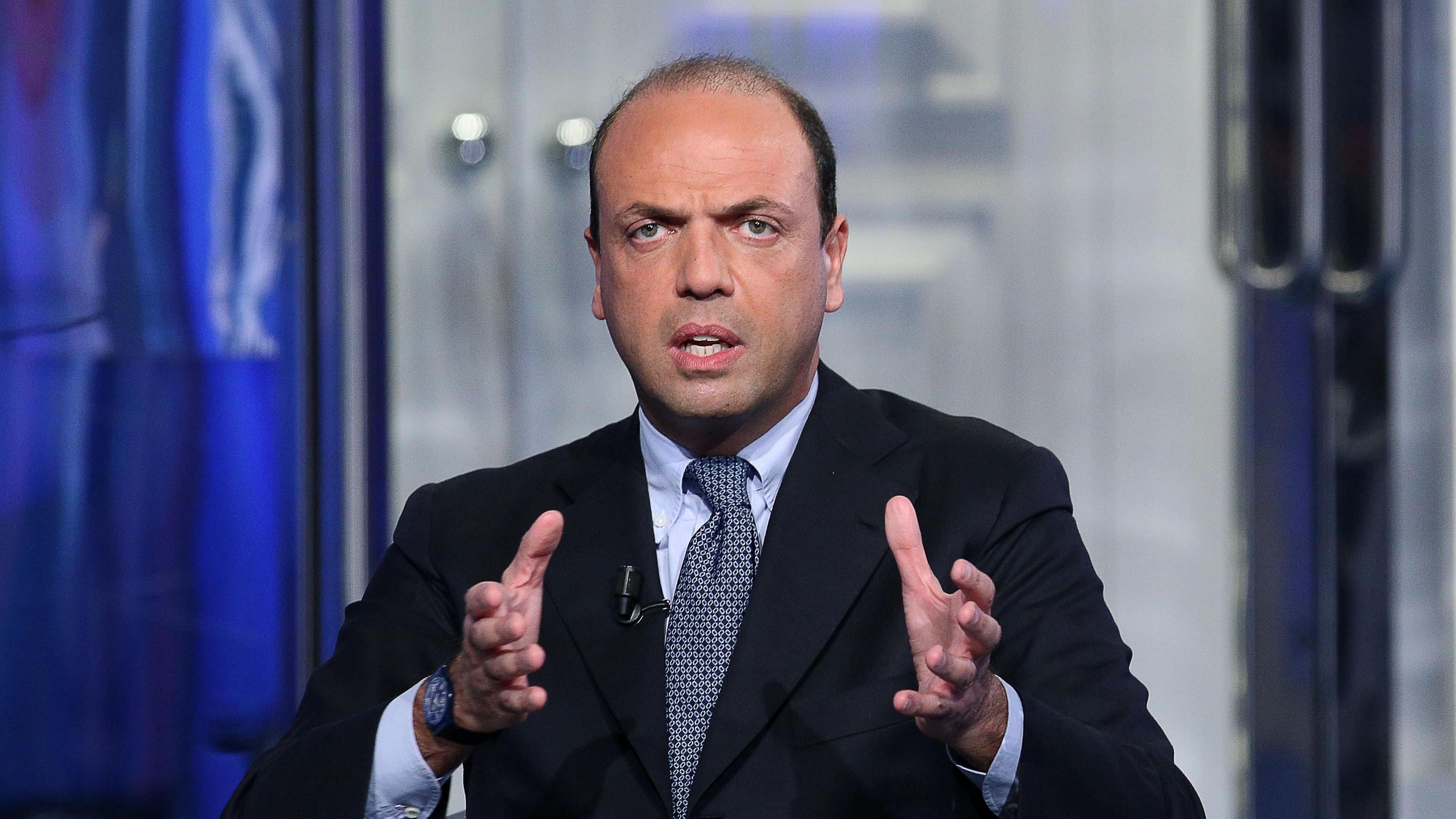 Alfano alleato della sinistra: non saremo in piazza col Cav