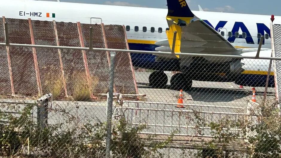 Boeing Ryanair si schianta durante l'atterraggio, panico a bordo e ala destra distrutta