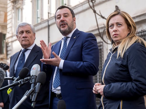 "Subito i rimpatri dei migranti". Il centrodestra sfida il governo