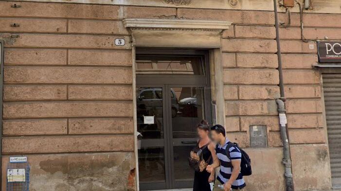 Lei senza vita in casa, lui giù dal quarto piano: la tragedia a Savona