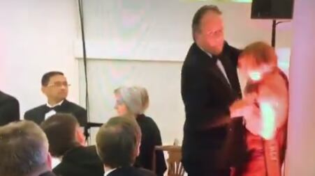 Prende per collo attivista, Theresa May sospende sottosegretario a Esteri